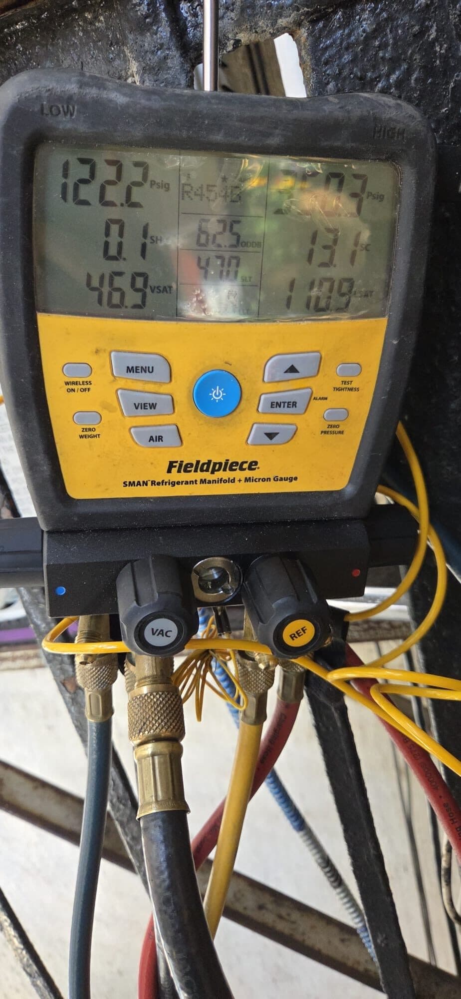 Fieldpiece SMAN digital refrigerant manifold reading R-454B pressures during commissioning, 122.2 psig low side, 13.1 degree subcooling